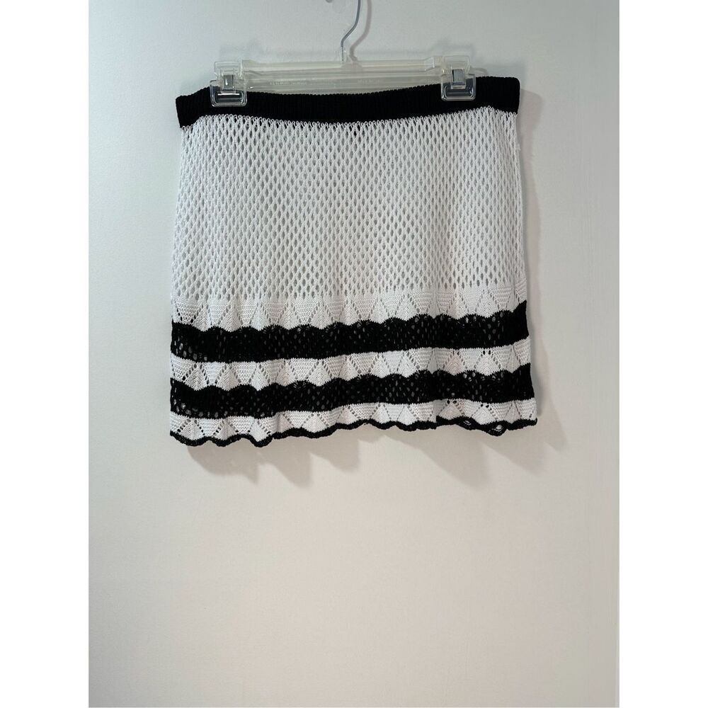 White & Black knit scalloped women’s skirt size Large #28-1796